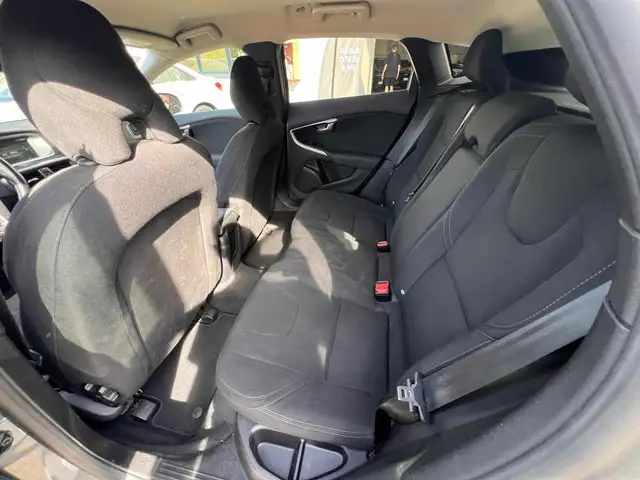 Volvo V40 Cross Country view 9