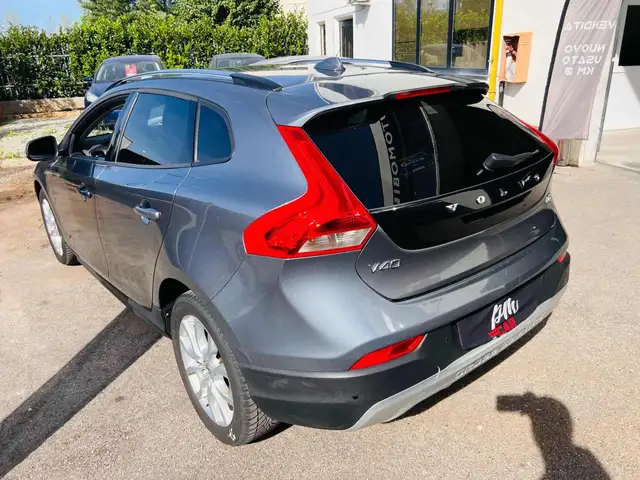 Volvo V40 Cross Country view 6