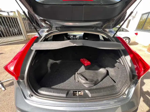 Volvo V40 Cross Country view 11