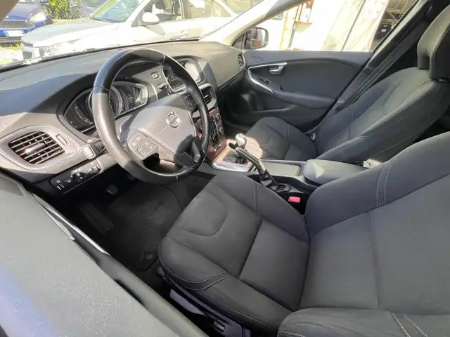 Volvo V40 Cross Country view 7