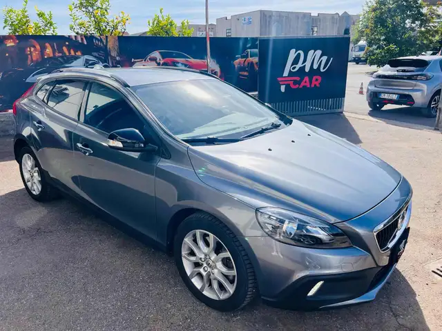 Volvo V40 Cross Country view 3