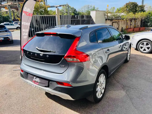 Volvo V40 Cross Country view 4