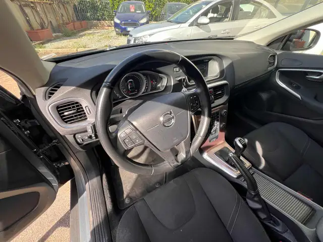 Volvo V40 Cross Country view 8