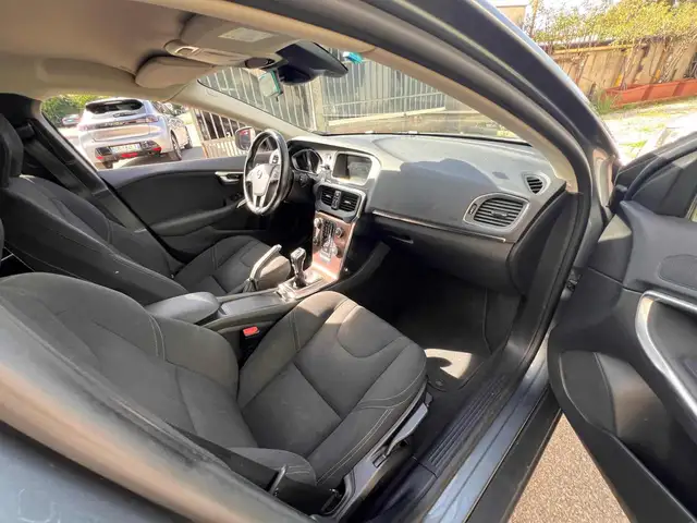 Volvo V40 Cross Country view 13