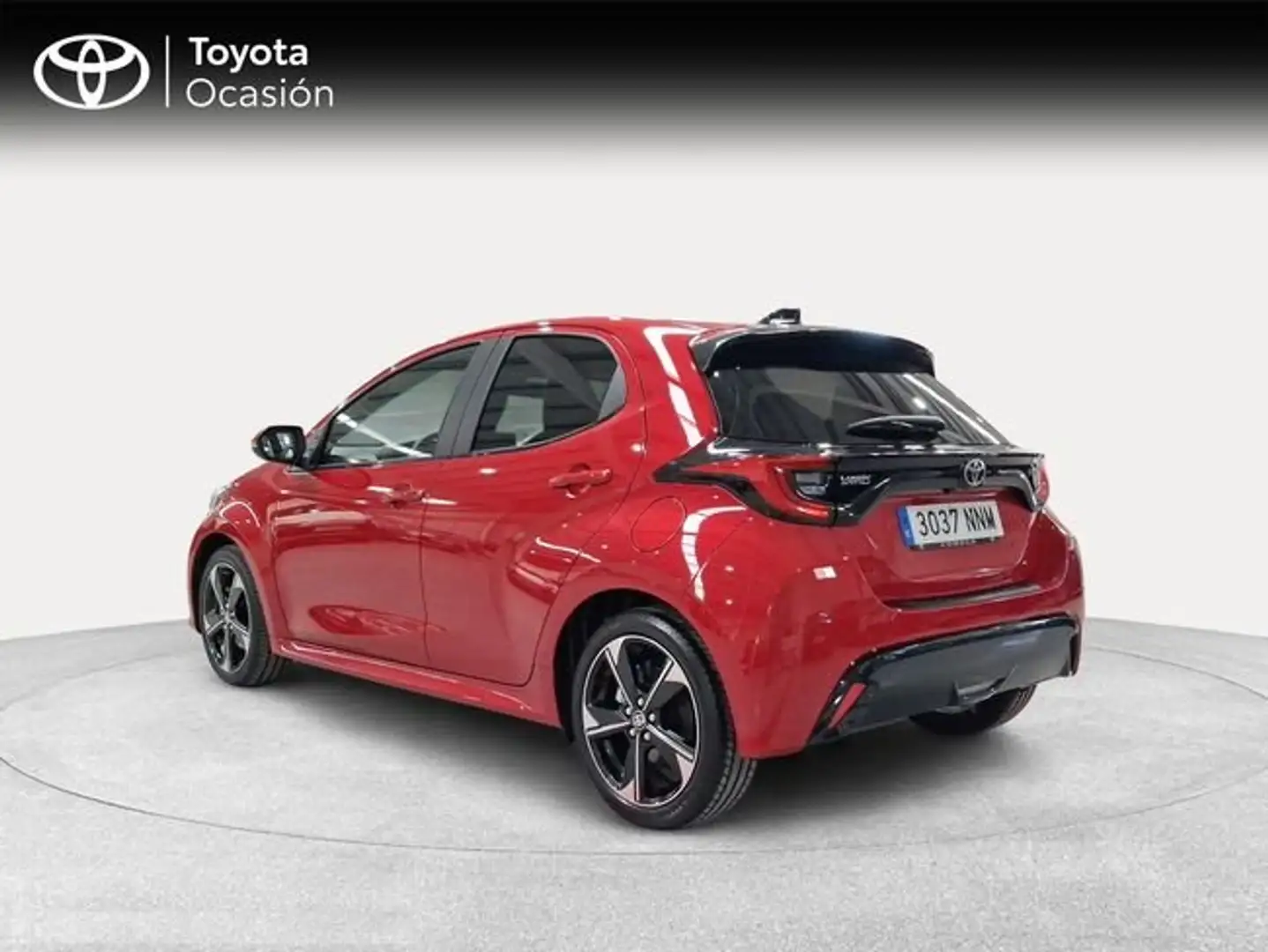 Toyota Yaris 130H 1.5 Style Rojo - 2