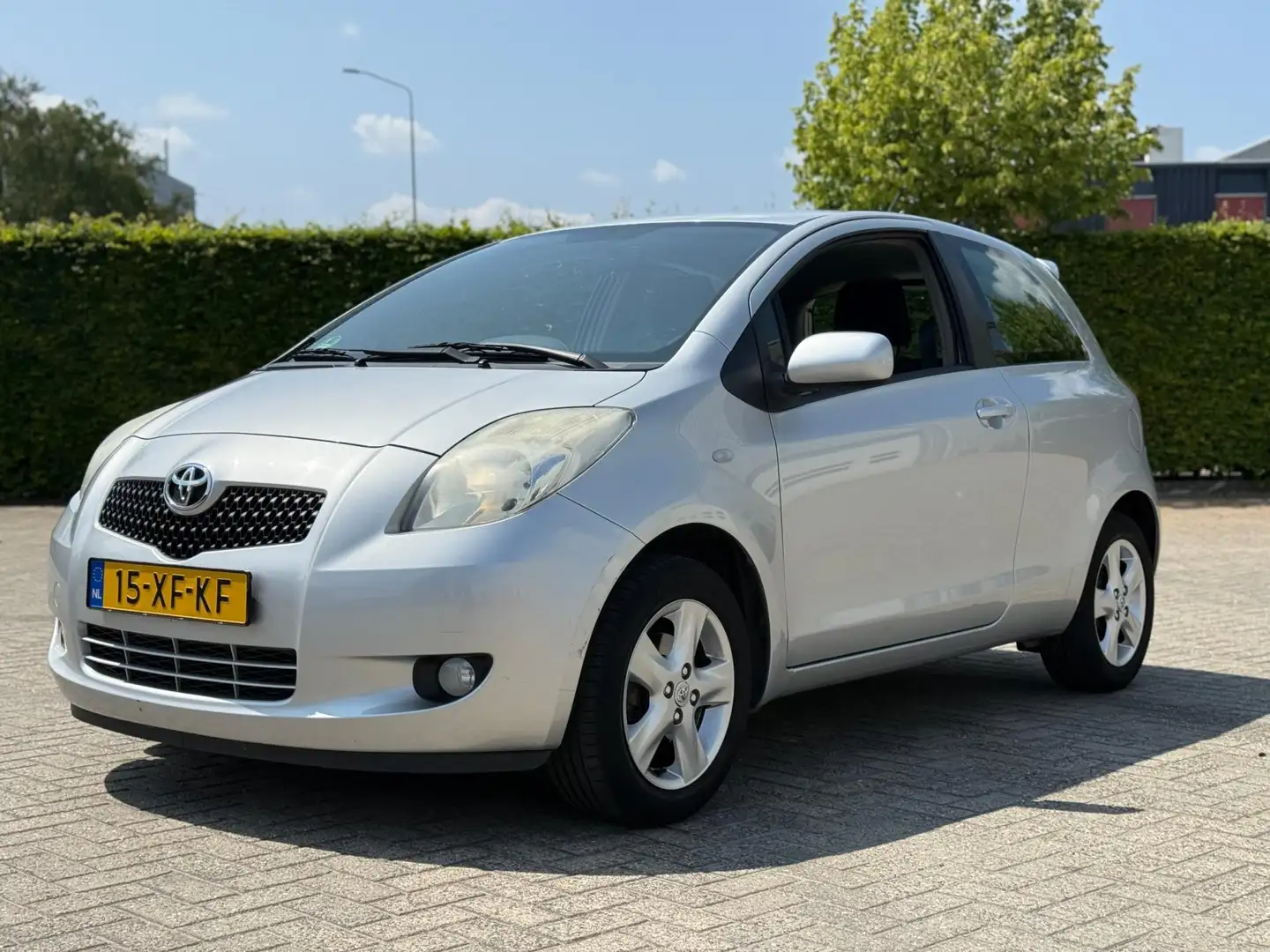 Toyota Yaris 1.3 VVTi Luna (INRUILKOOPJE) Grijs - 1