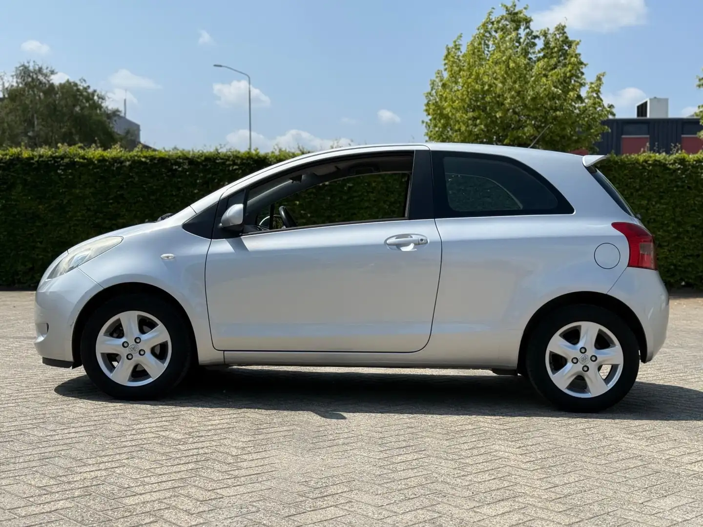 Toyota Yaris 1.3 VVTi Luna (INRUILKOOPJE) Grijs - 2