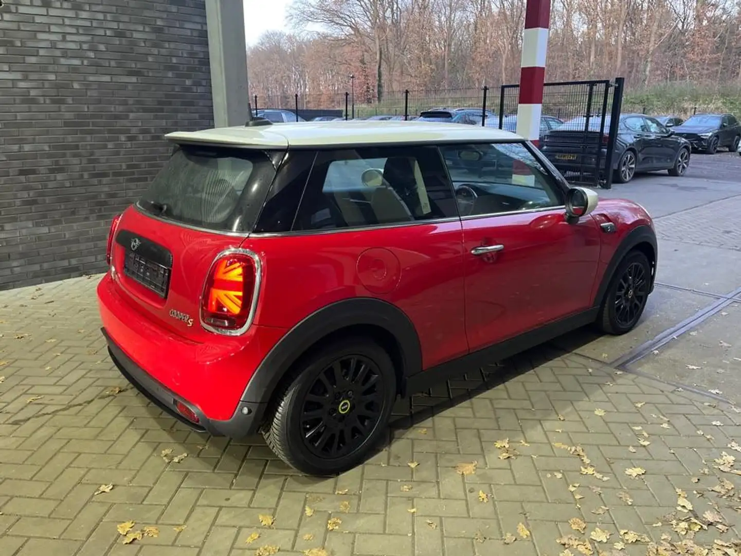 MINI Cooper Classic Trim 33 kWh | Stoelverwarming | Navigatie Rood - 2