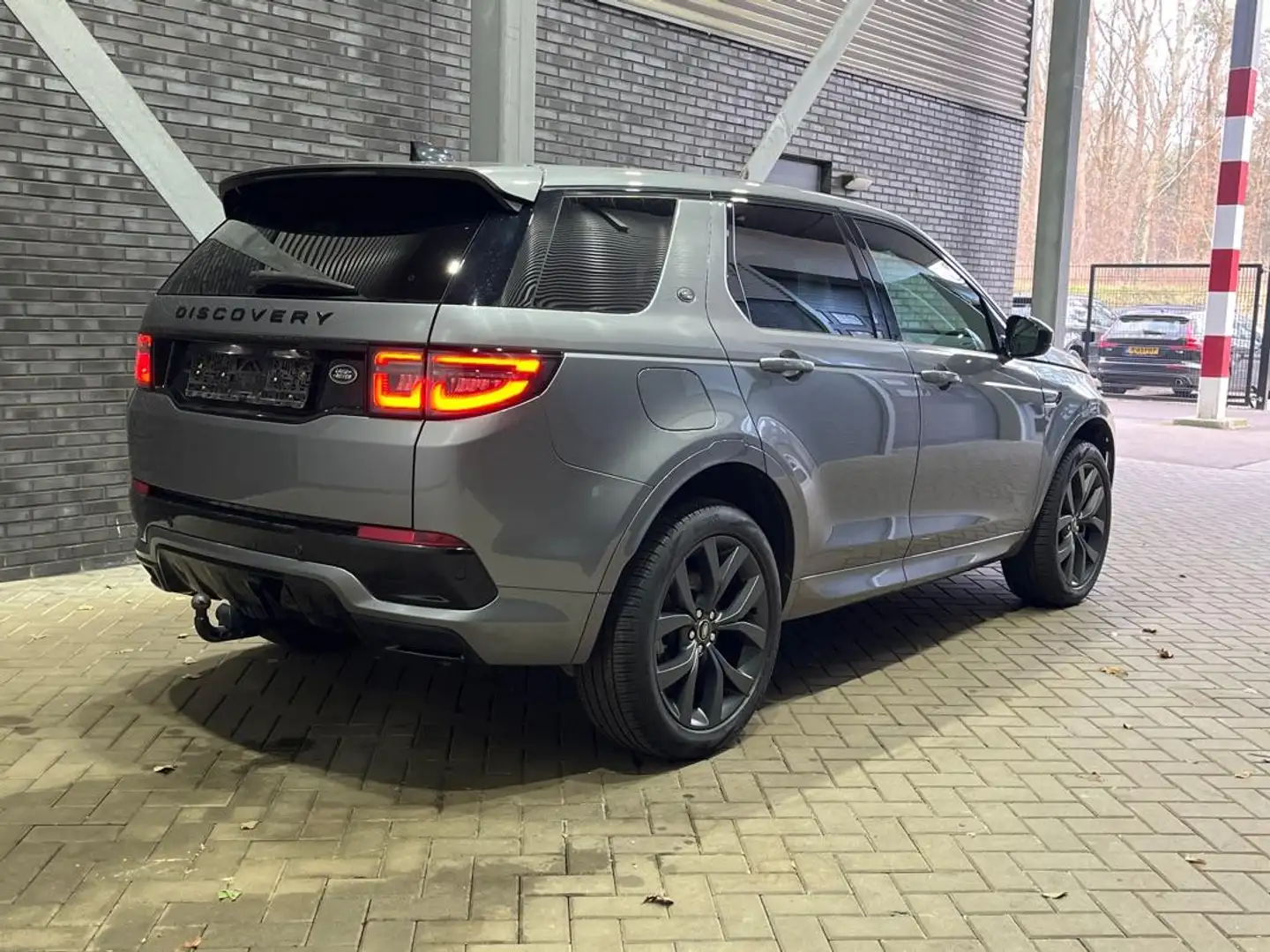 Land Rover Discovery Sport P300e R-Dynamic SE | Trekhaak | ACC | Getint Glas Gris - 2