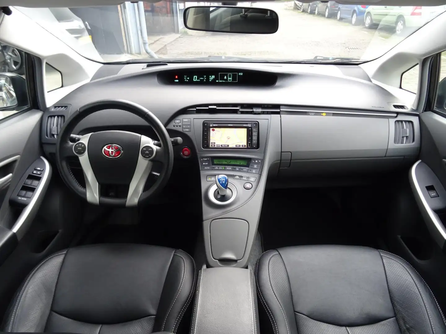 Toyota Prius 1.8 Dynamic | leren bekleding | stoelverwarming Zwart - 2