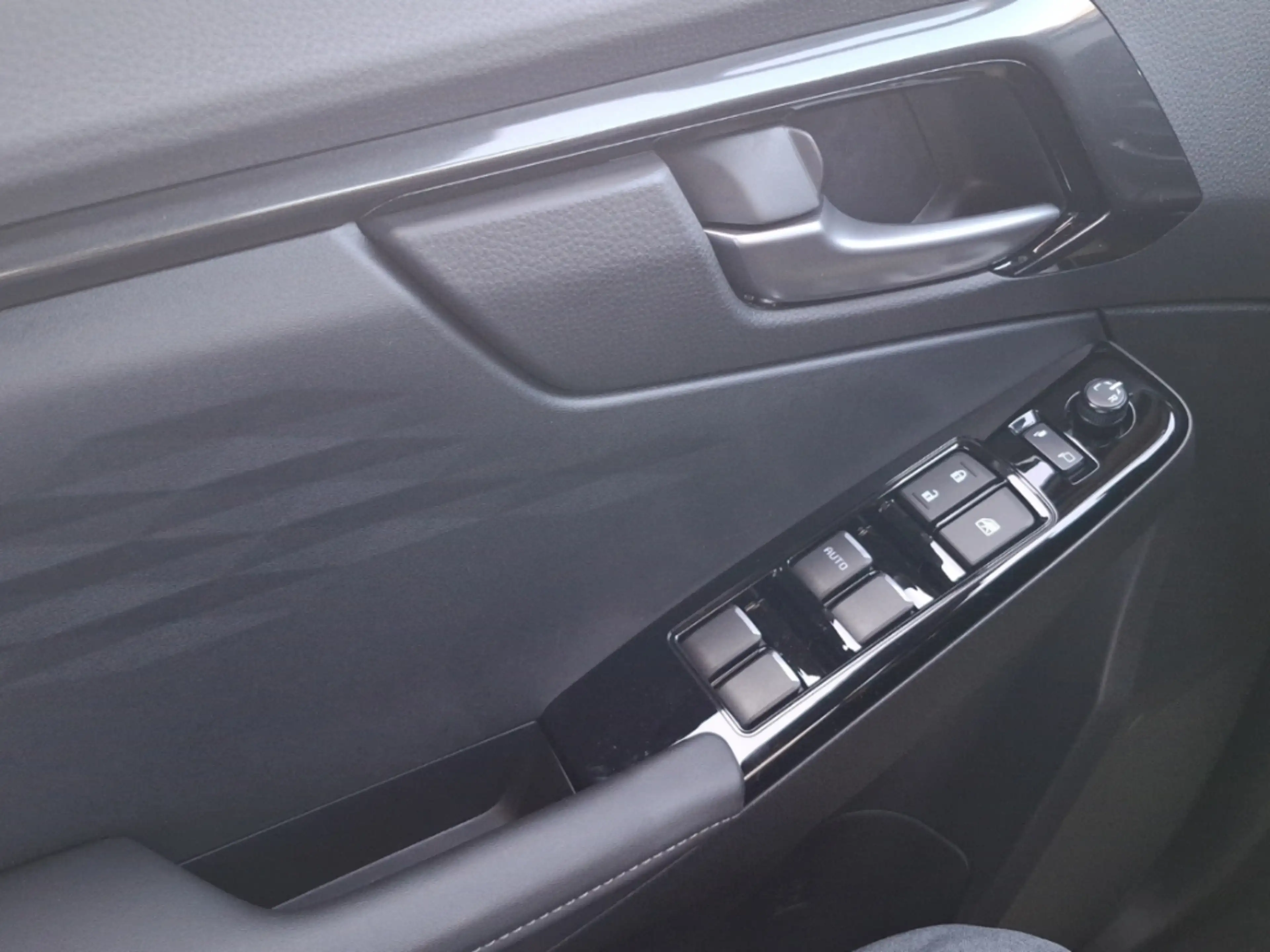 Isuzu D-Max 2.2 Diesel DC V-Cross 4X4 AT MJ 2026 3.5T AHK neue — photo 12