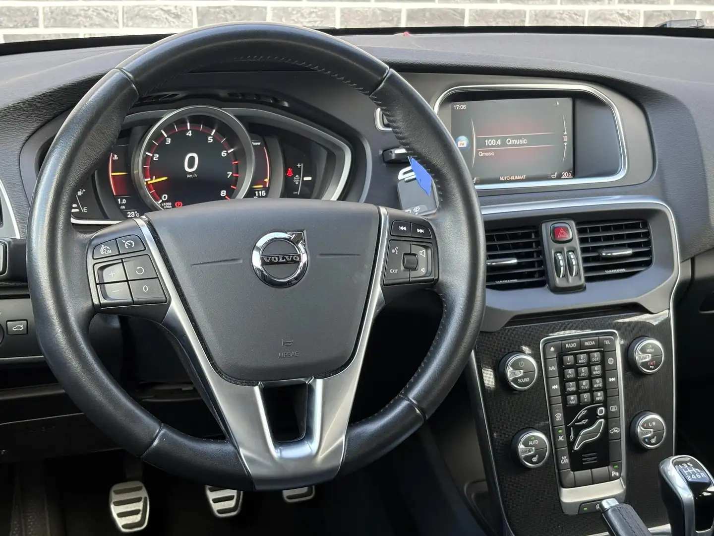 Volvo V40 2.0 T2 Nordic+ | Navigatie | Standkachel | Cruise Gris - 2