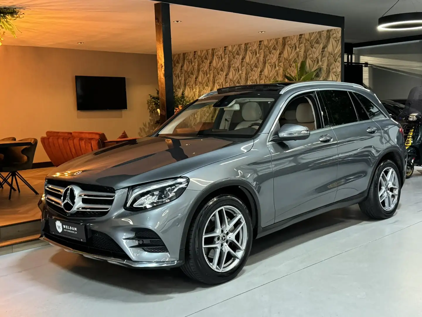 Mercedes-Benz GLC 250 4MATIC AMG Line Garantie Pano 360 Blindspot Elek A Grijs - 2