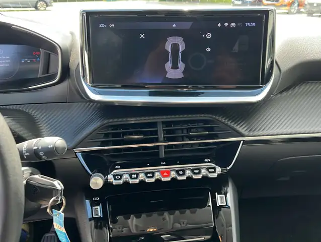 Peugeot 208 view 11