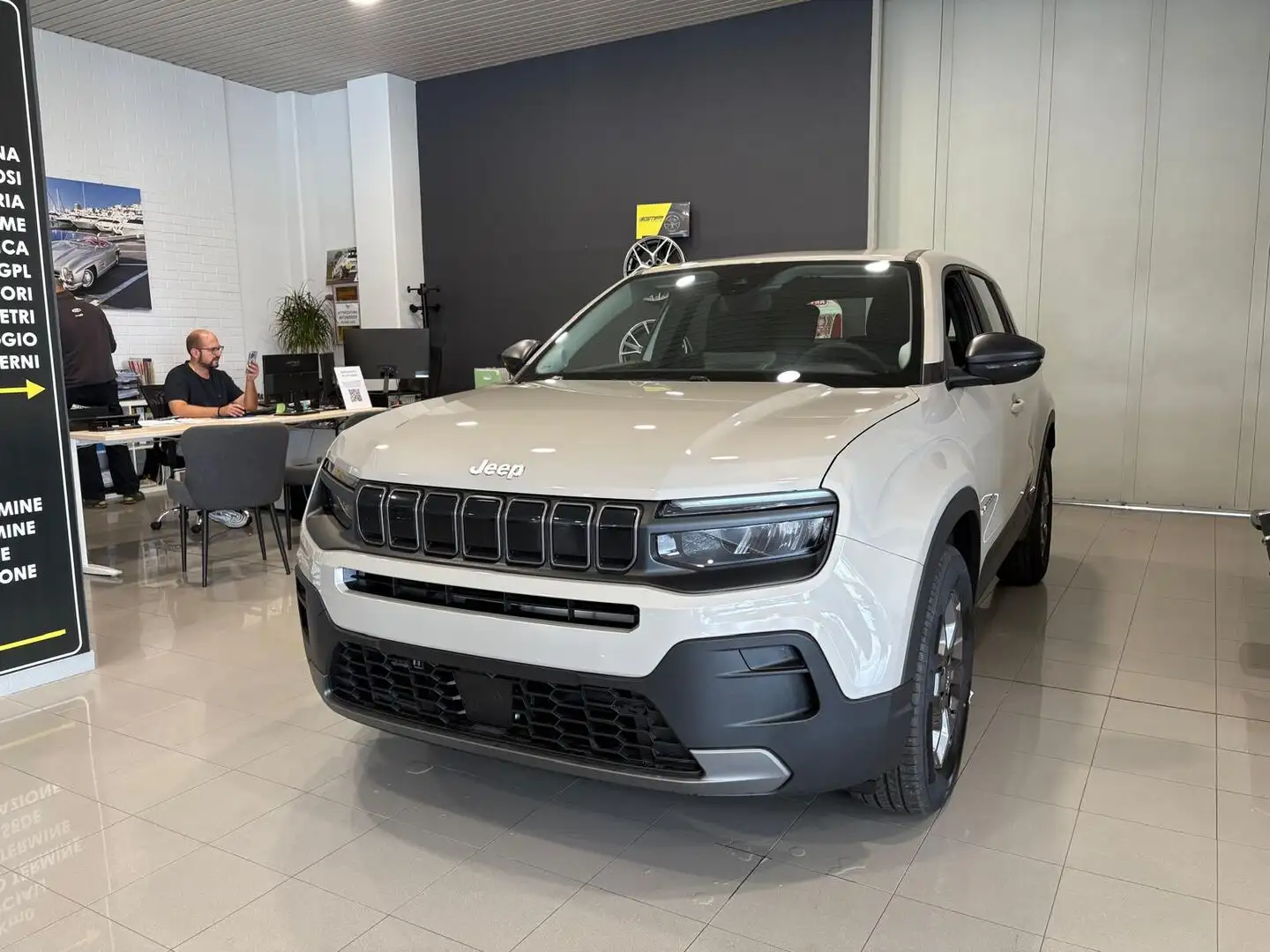 Jeep Avenger 1.2 t. Longitude fwd 100cv Gris - 2