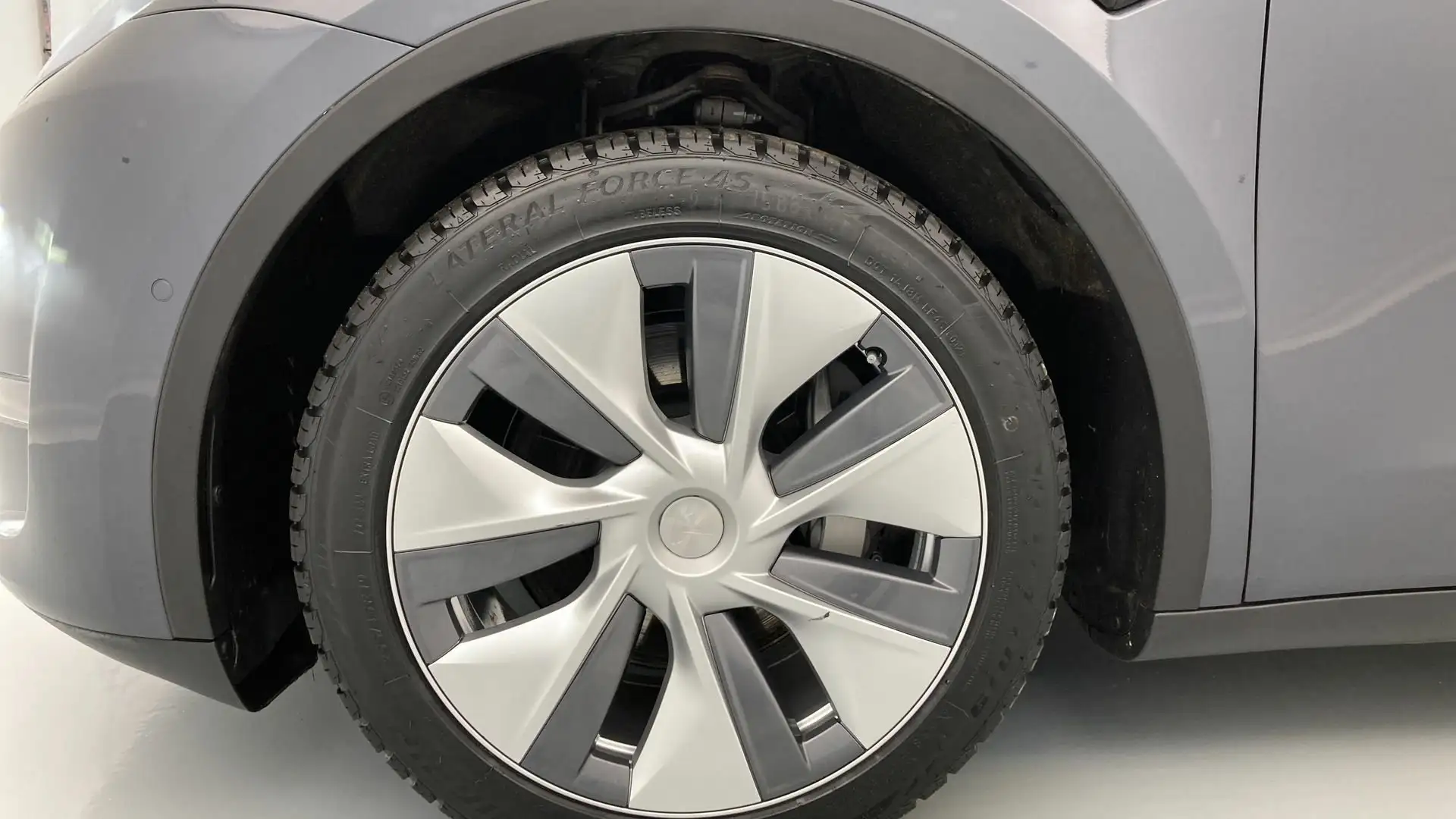 Tesla Model Y Gran Autonomia AWD Plateado - 2