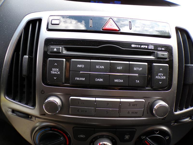 Hyundai i20 1.2 84cv Blanc 06/13 Airco Radio CD USB — photo 10