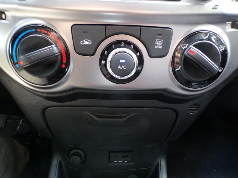 Hyundai i20 1.2 84cv Blanc 06/13 Airco Radio CD USB — photo 11