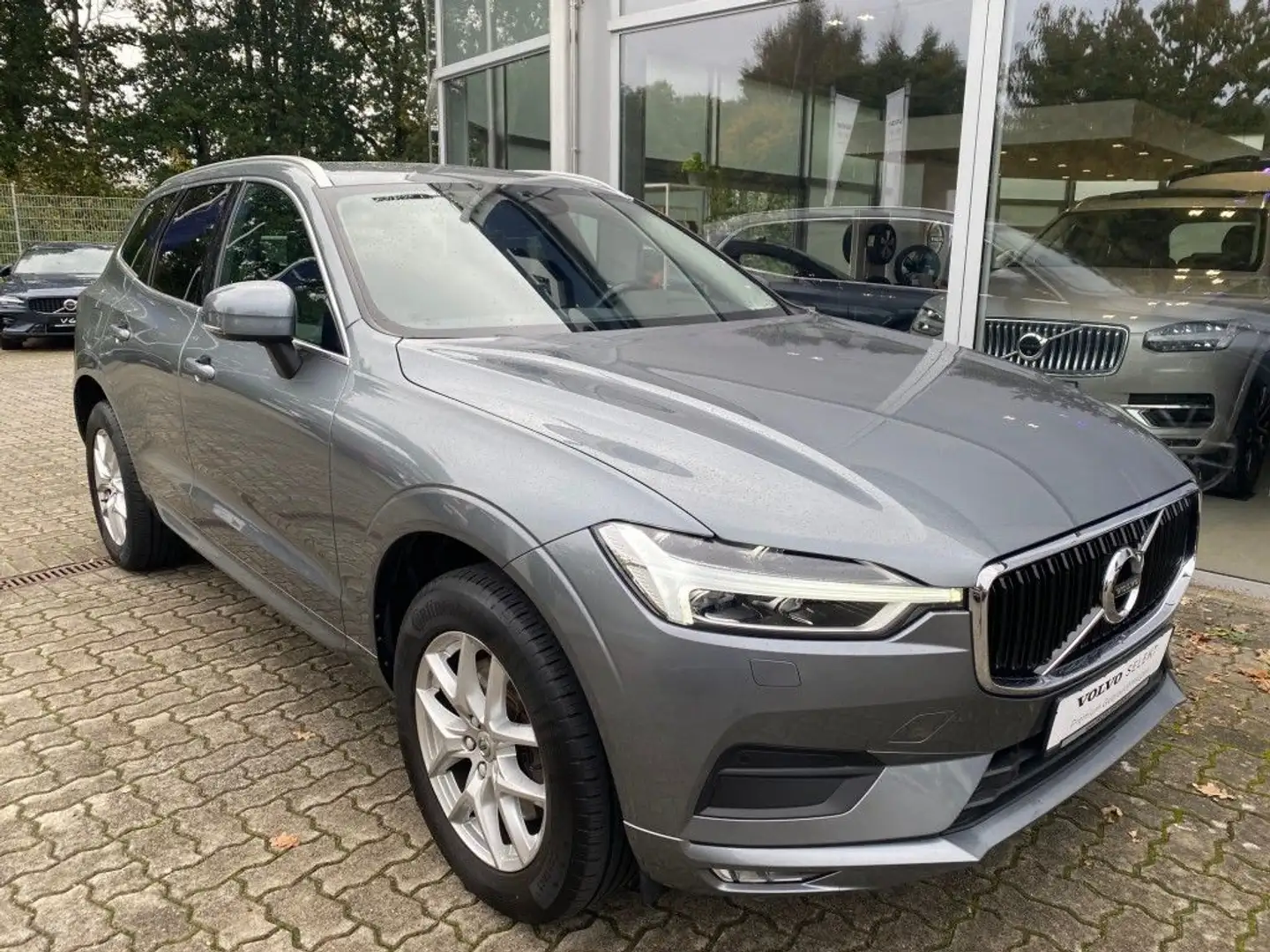 Volvo XC60 B4 D AWD Geartronic Momentum Pro Grau - 1