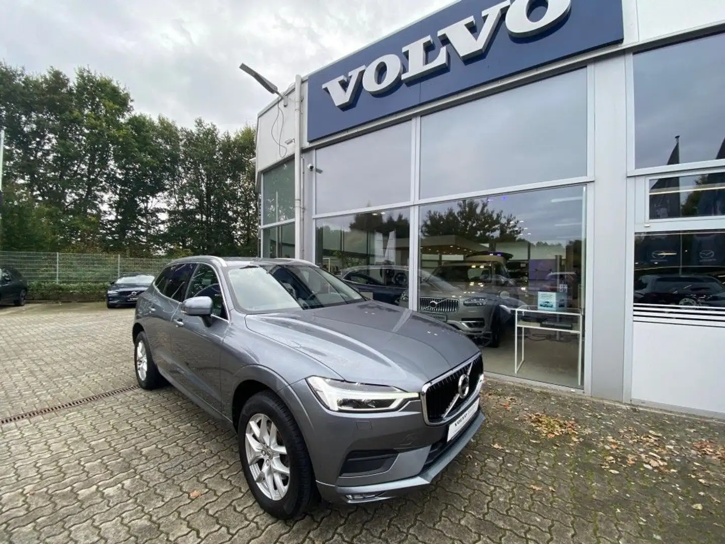Volvo XC60 B4 D AWD Geartronic Momentum Pro Grijs - 2