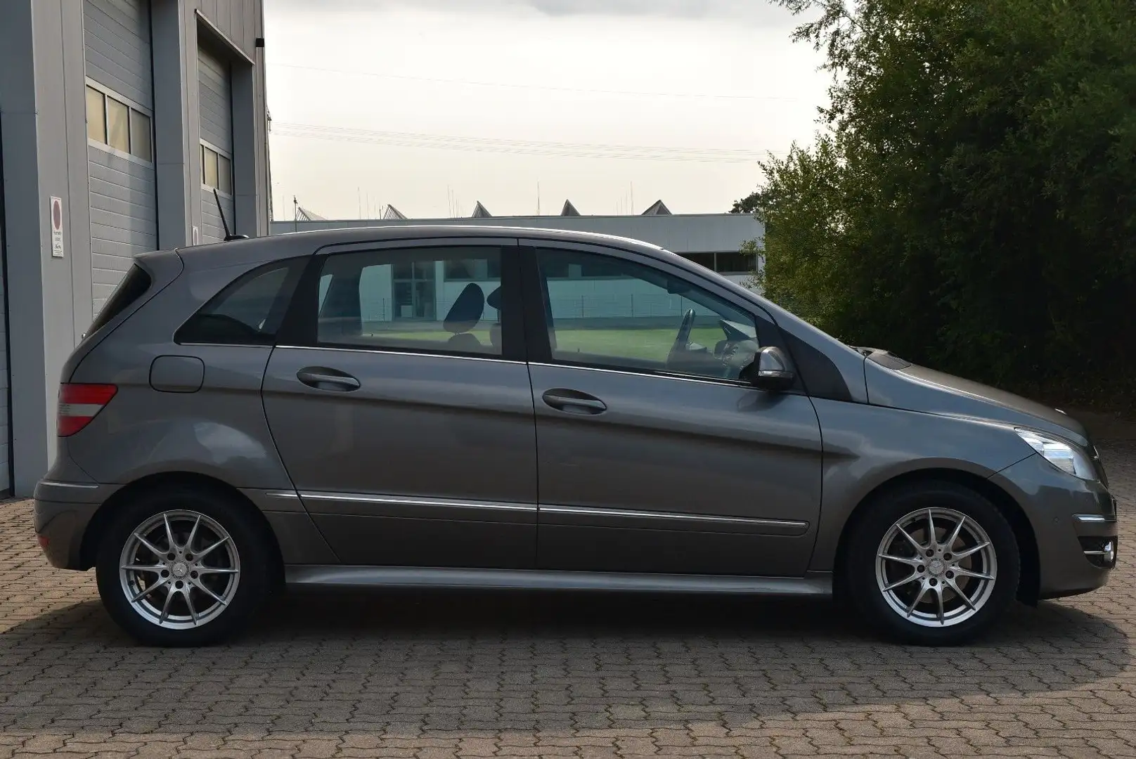 Mercedes-Benz B 200 Klima/SHZ/Automatik/TÜV 04.2027 Gris - 2