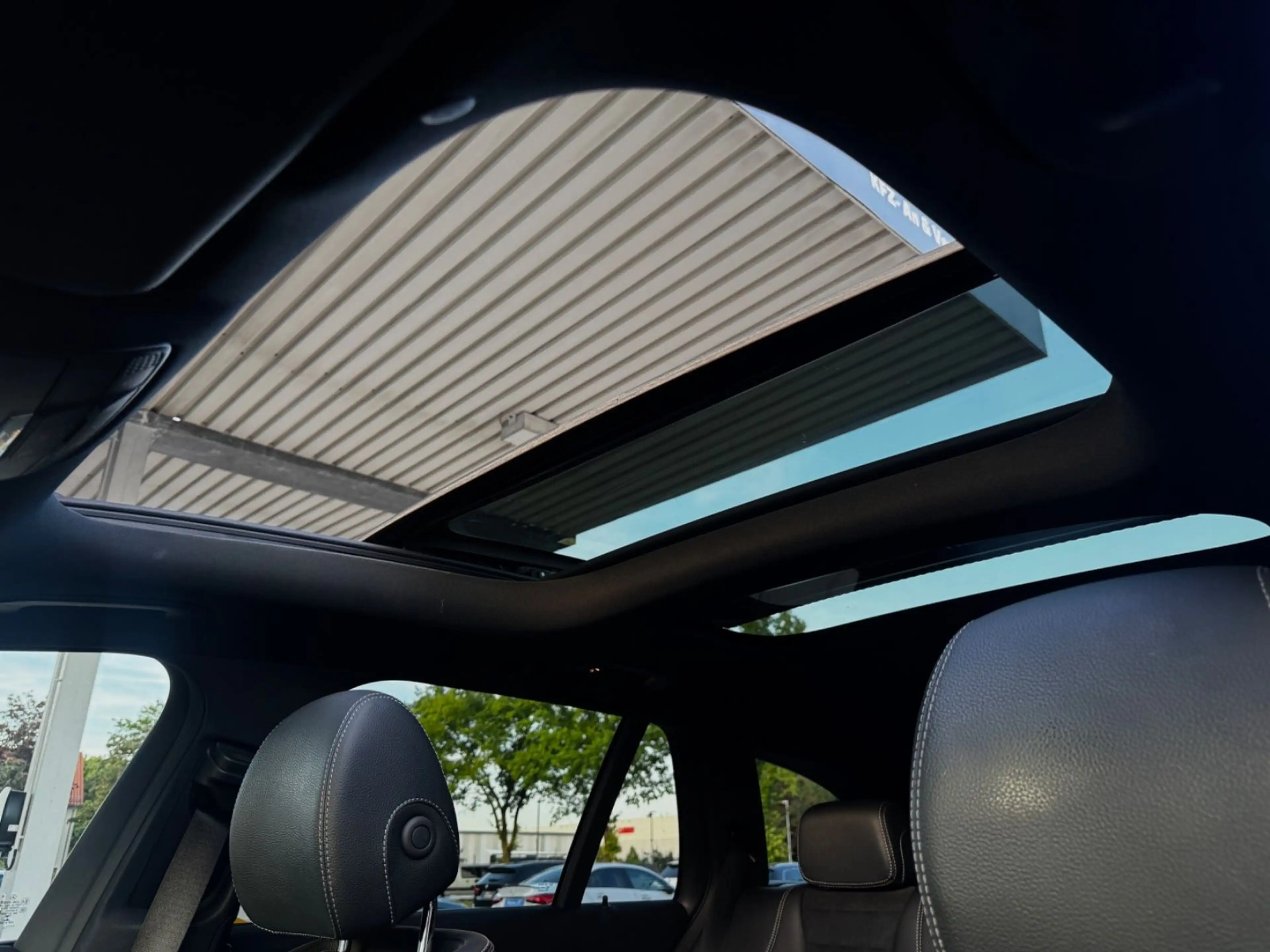 Mercedes-Benz E 300 de AMG 4MATIC/PANO/BURMESTER/MEMORY/NIGHT — photo 15