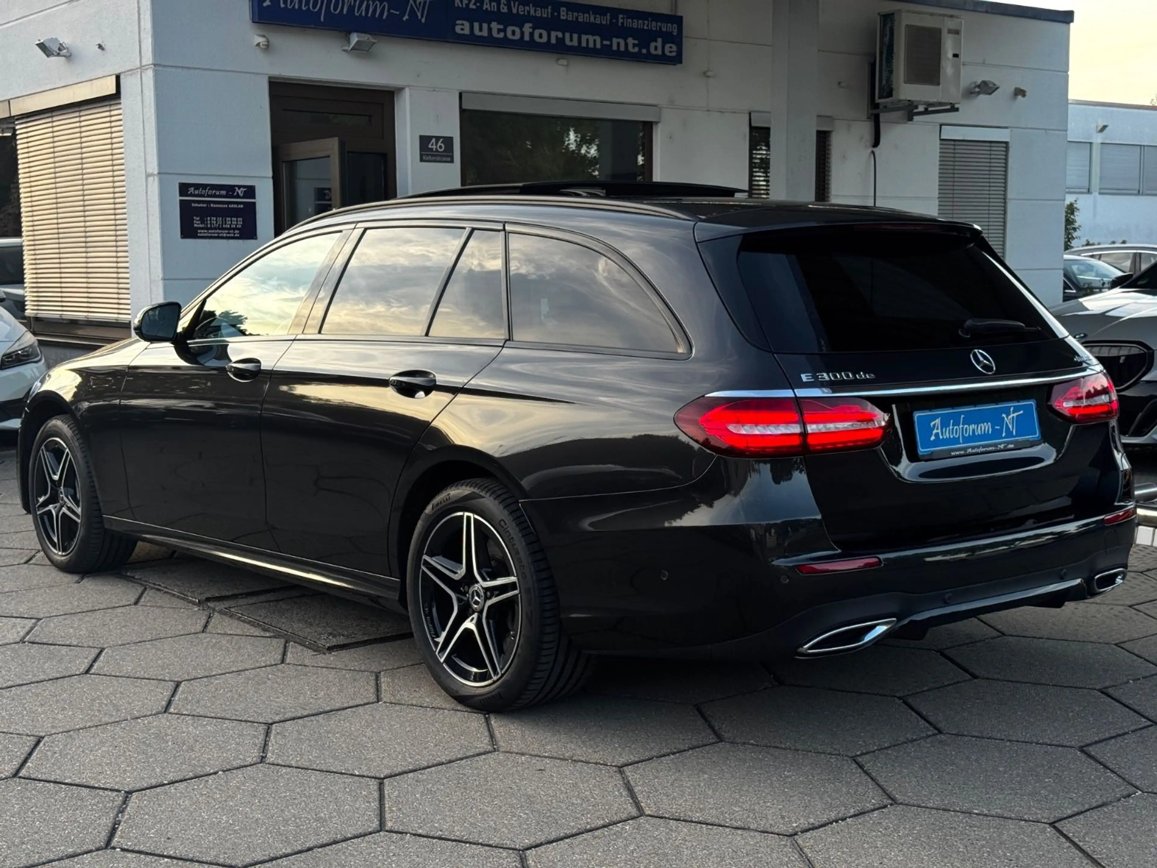 Mercedes-Benz E 300 de AMG 4MATIC/PANO/BURMESTER/MEMORY/NIGHT — photo 7