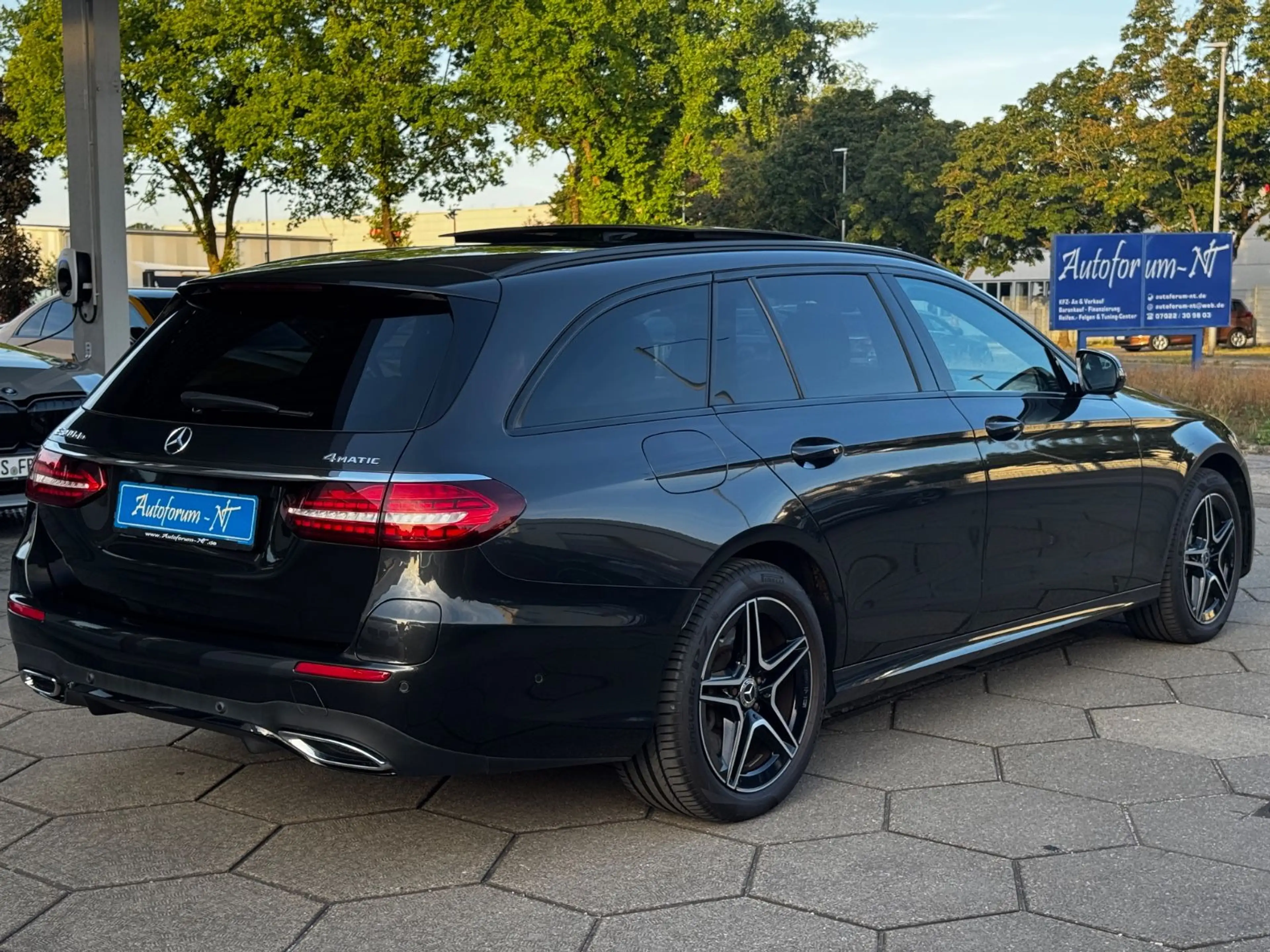 Mercedes-Benz E 300 de AMG 4MATIC/PANO/BURMESTER/MEMORY/NIGHT — photo 3