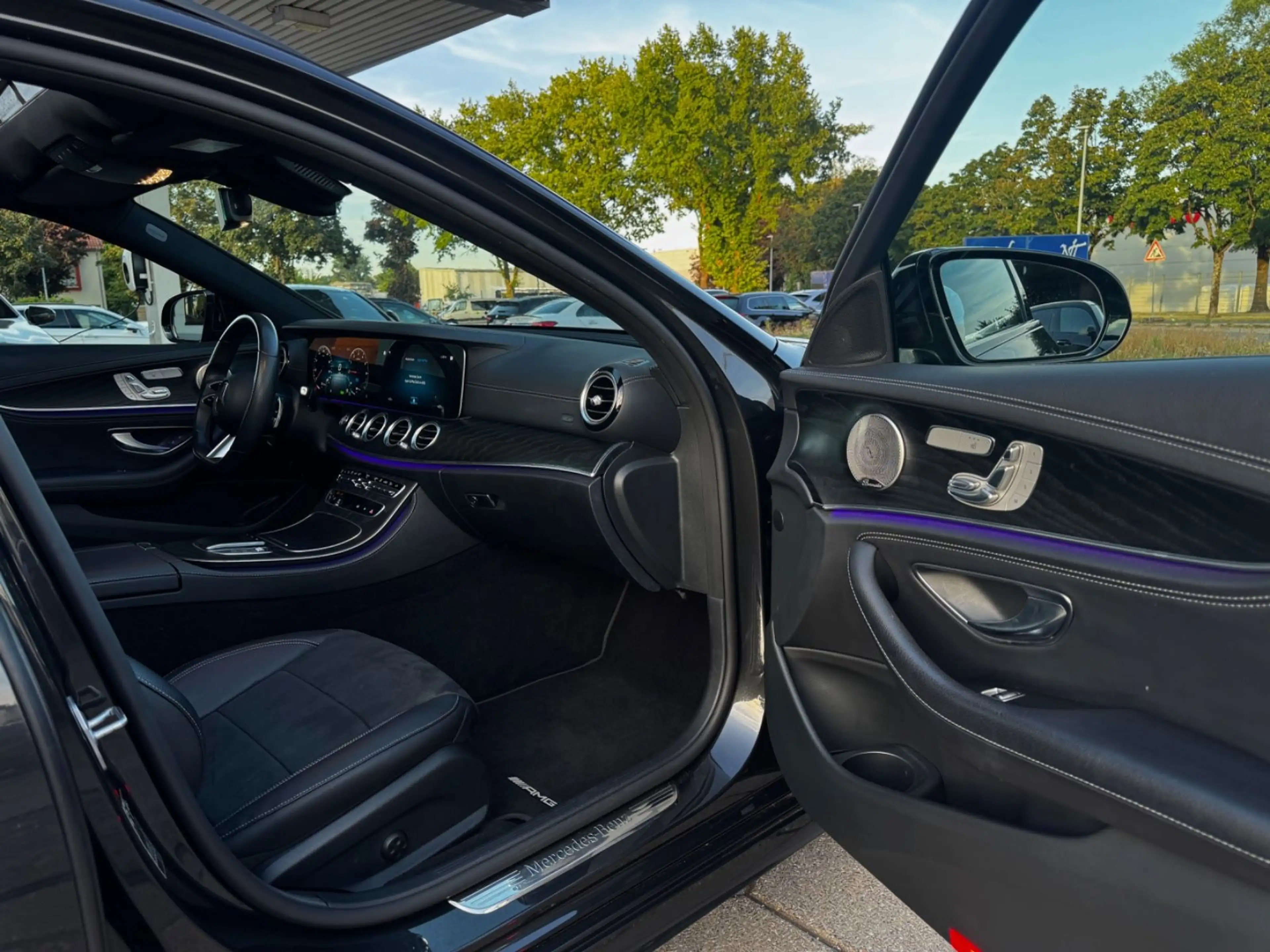 Mercedes-Benz E 300 de AMG 4MATIC/PANO/BURMESTER/MEMORY/NIGHT — photo 9