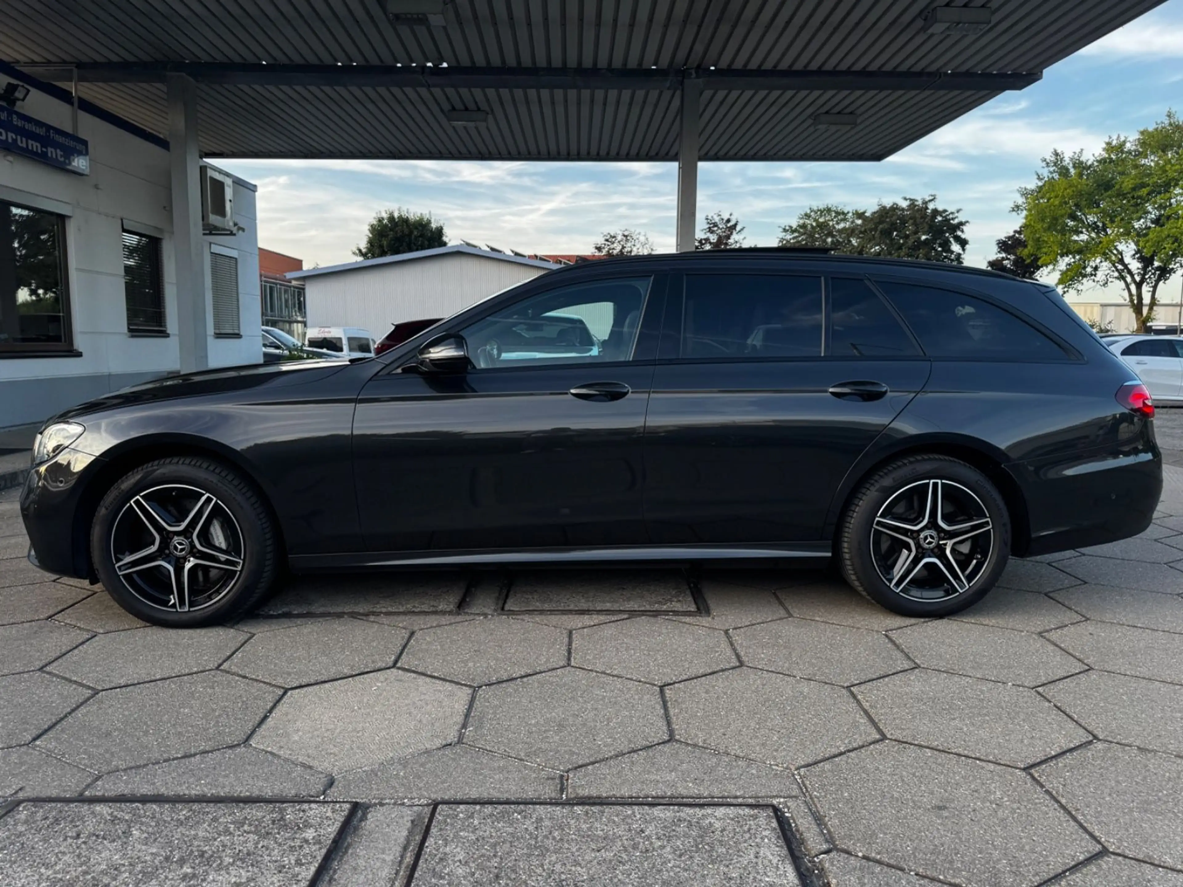 Mercedes-Benz E 300 de AMG 4MATIC/PANO/BURMESTER/MEMORY/NIGHT — photo 6