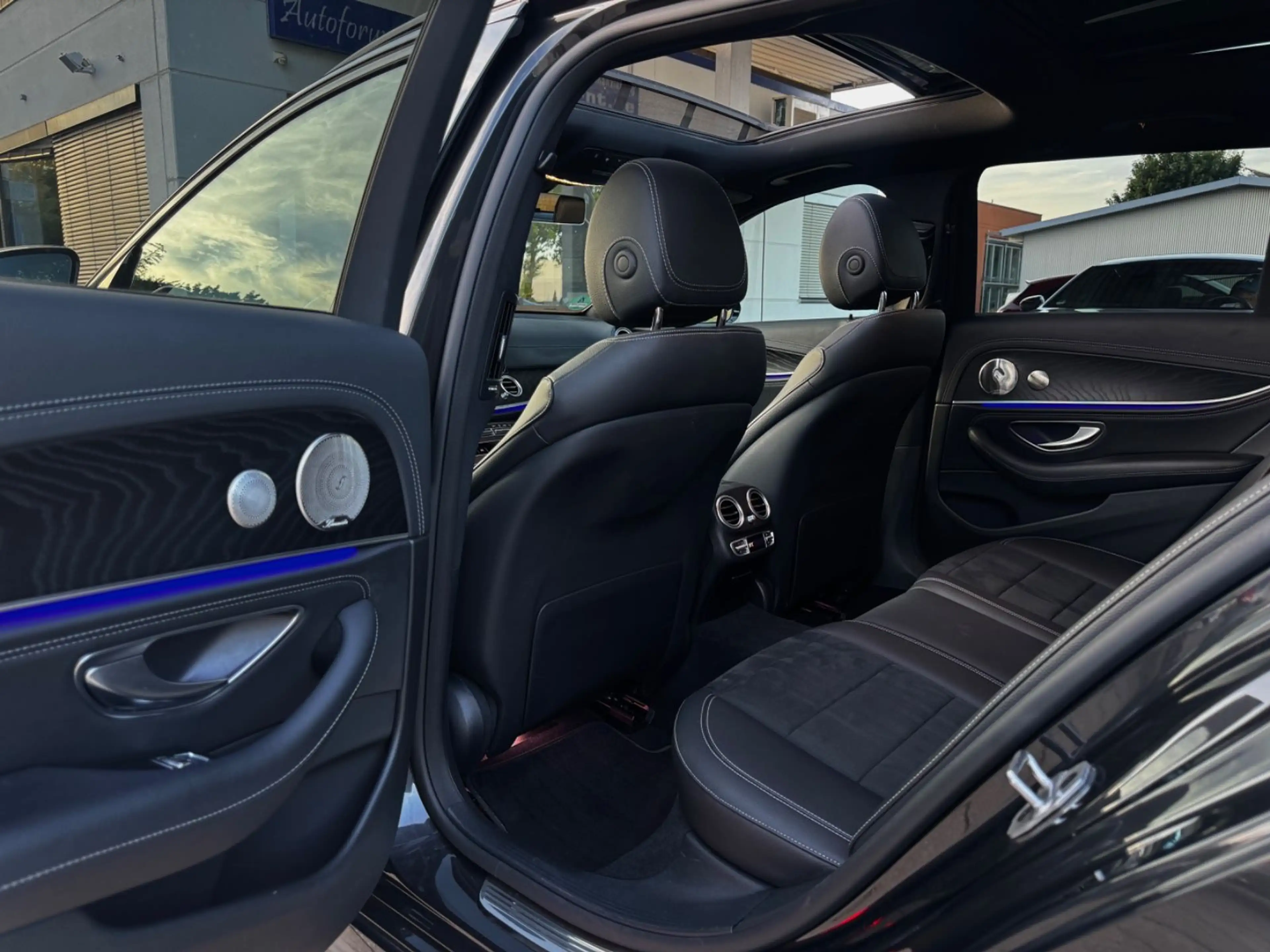 Mercedes-Benz E 300 de AMG 4MATIC/PANO/BURMESTER/MEMORY/NIGHT — photo 12