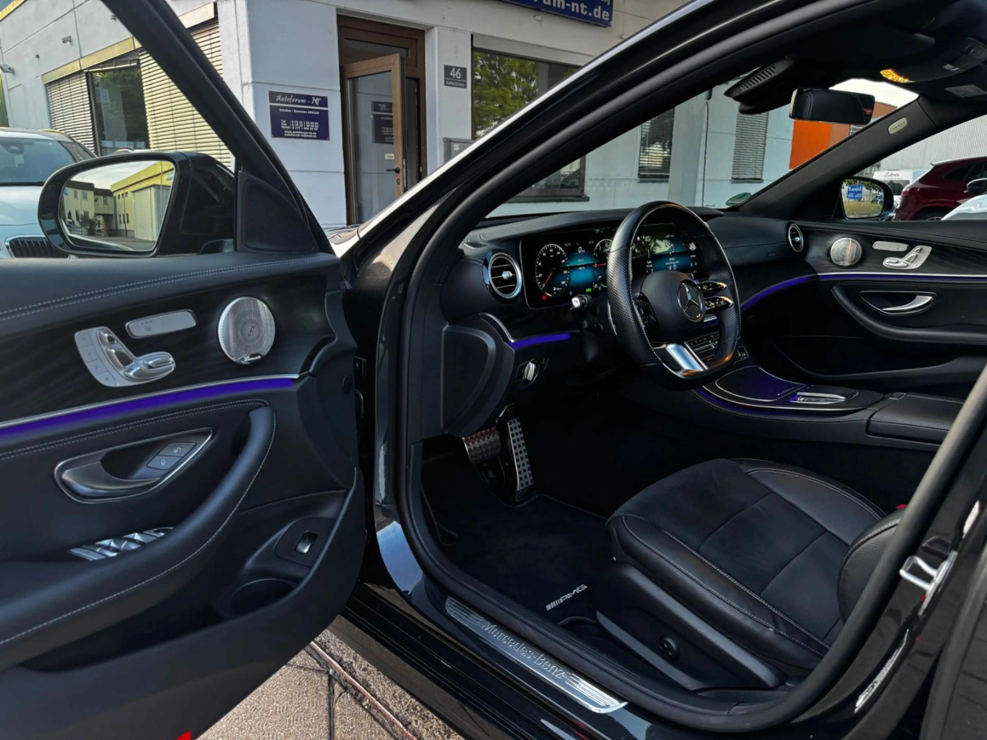 Mercedes-Benz E 300 de AMG 4MATIC/PANO/BURMESTER/MEMORY/NIGHT — photo 11