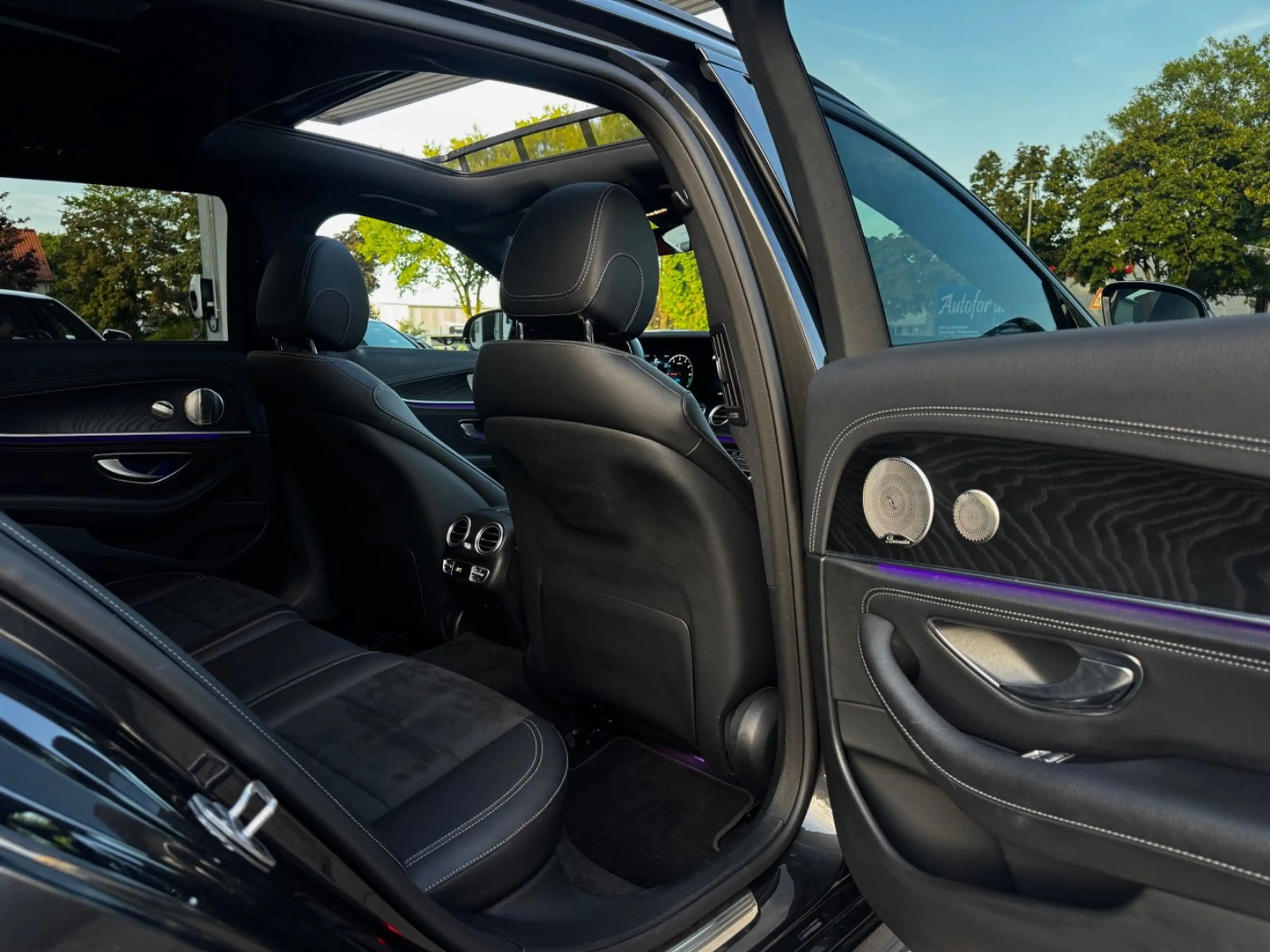 Mercedes-Benz E 300 de AMG 4MATIC/PANO/BURMESTER/MEMORY/NIGHT — photo 10