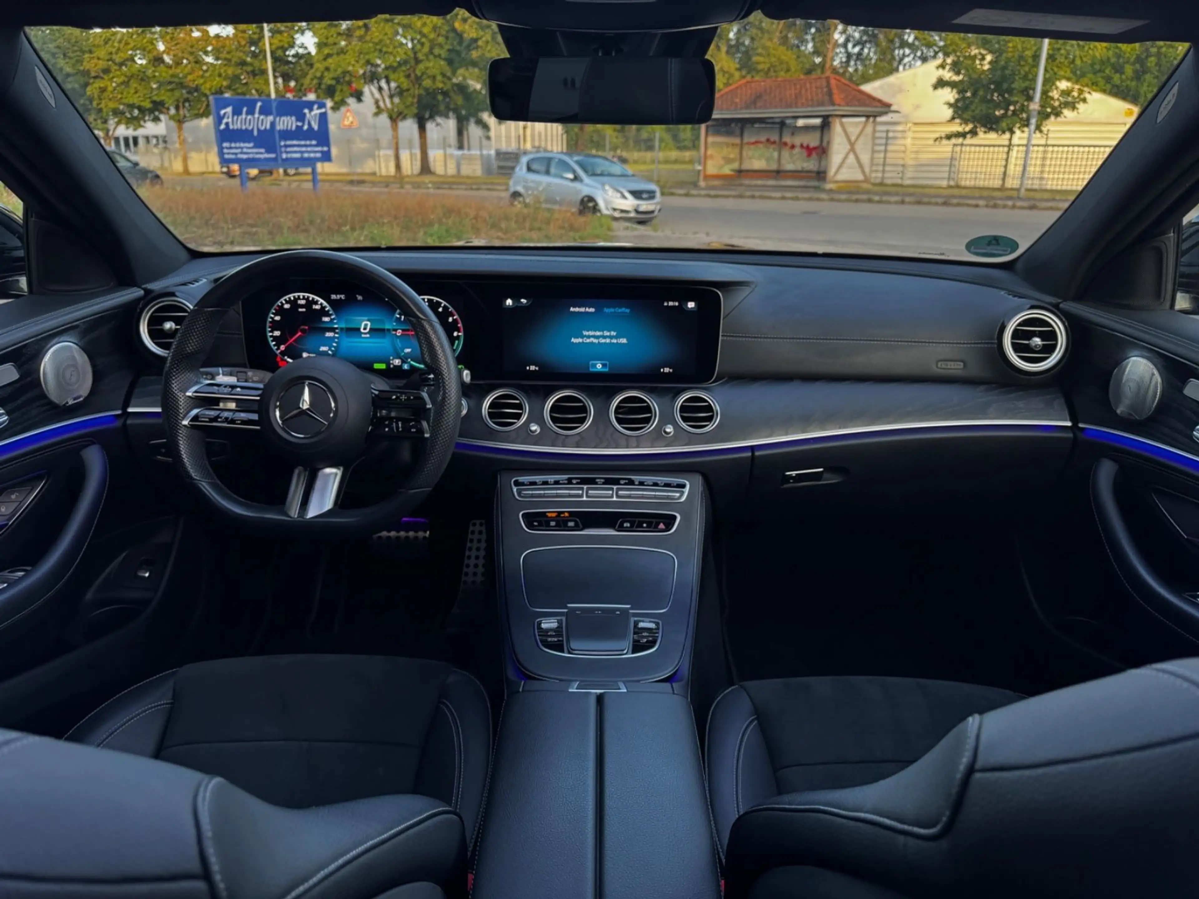 Mercedes-Benz E 300 de AMG 4MATIC/PANO/BURMESTER/MEMORY/NIGHT — photo 13