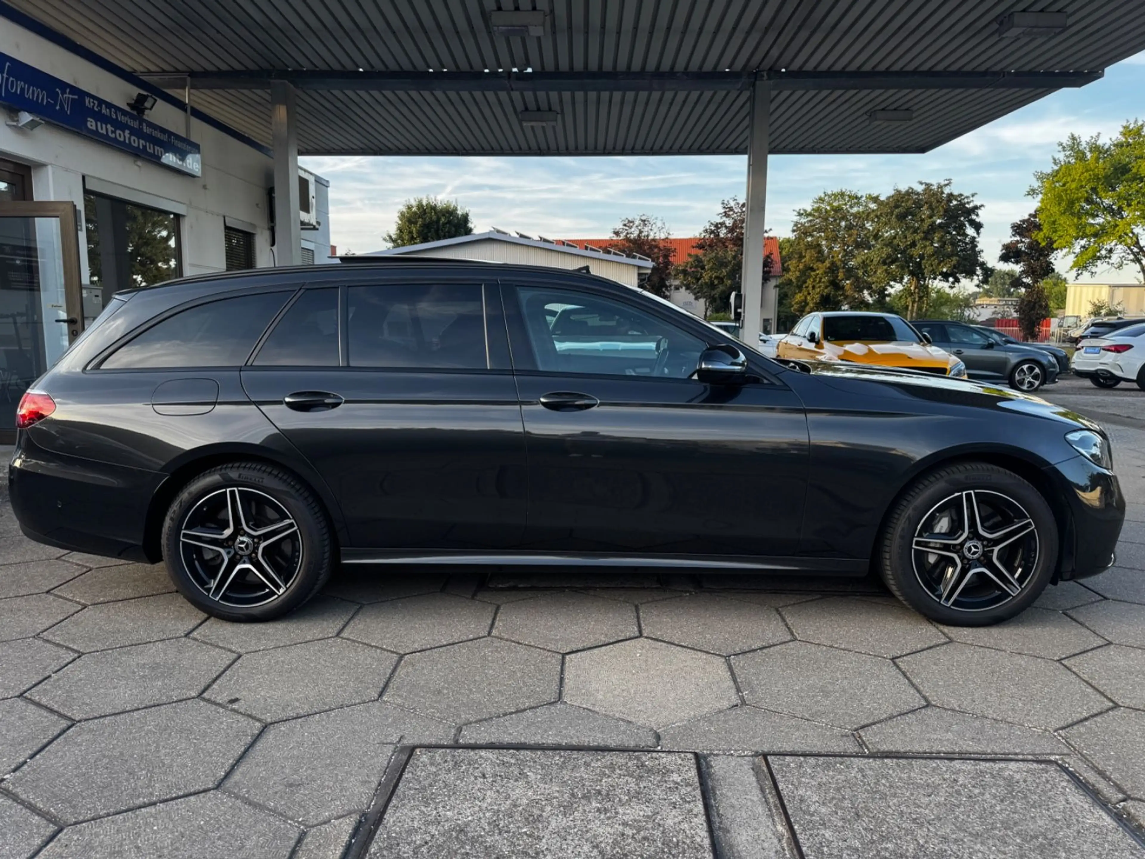 Mercedes-Benz E 300 de AMG 4MATIC/PANO/BURMESTER/MEMORY/NIGHT — photo 2