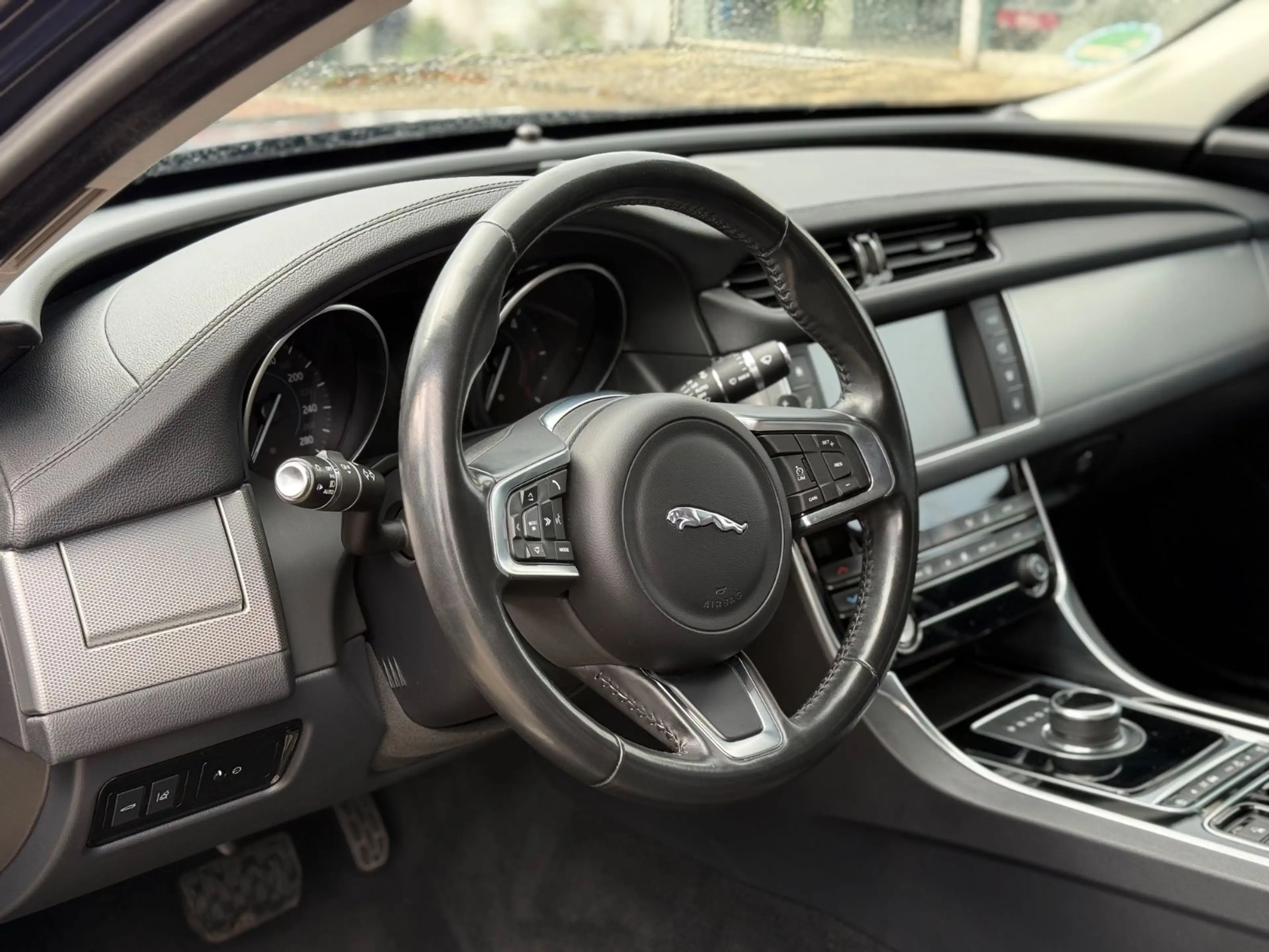 Jaguar XF Prestige 25d — photo 12