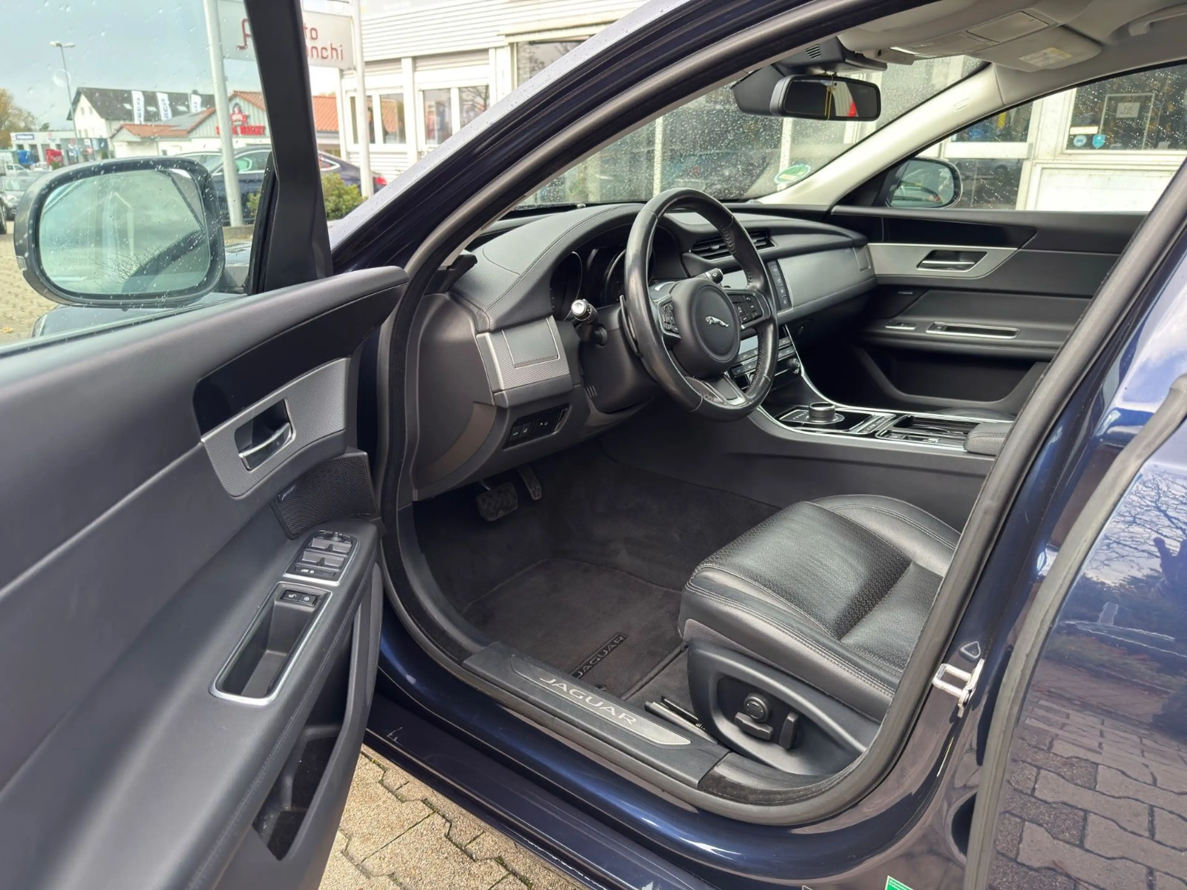 Jaguar XF Prestige 25d — photo 11