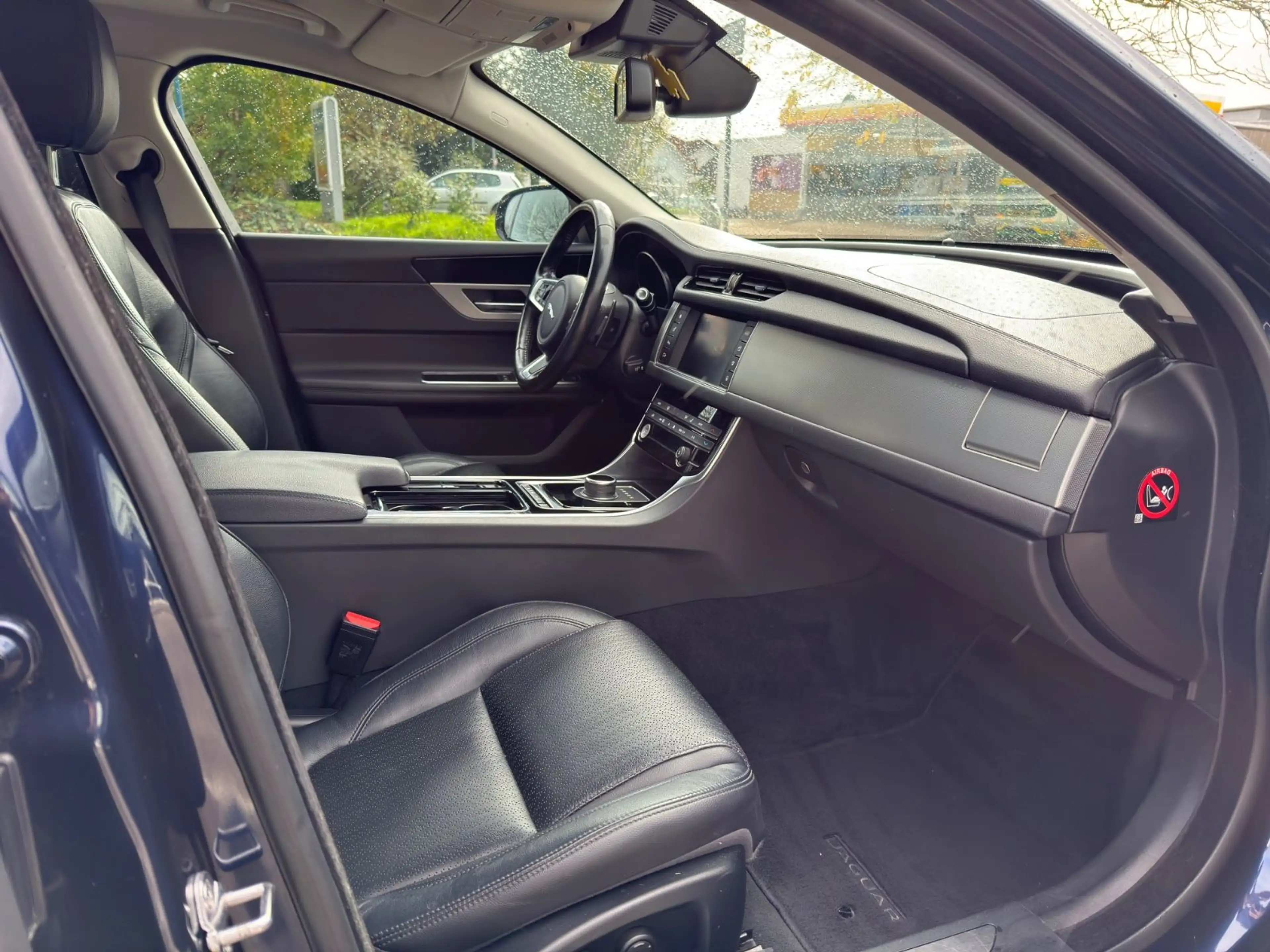 Jaguar XF Prestige 25d — photo 15