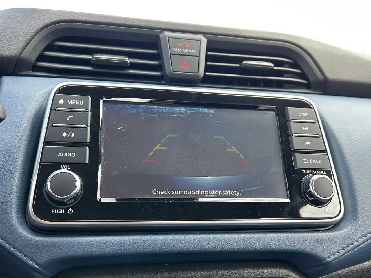 Nissan Versa снимка Nissan Versa