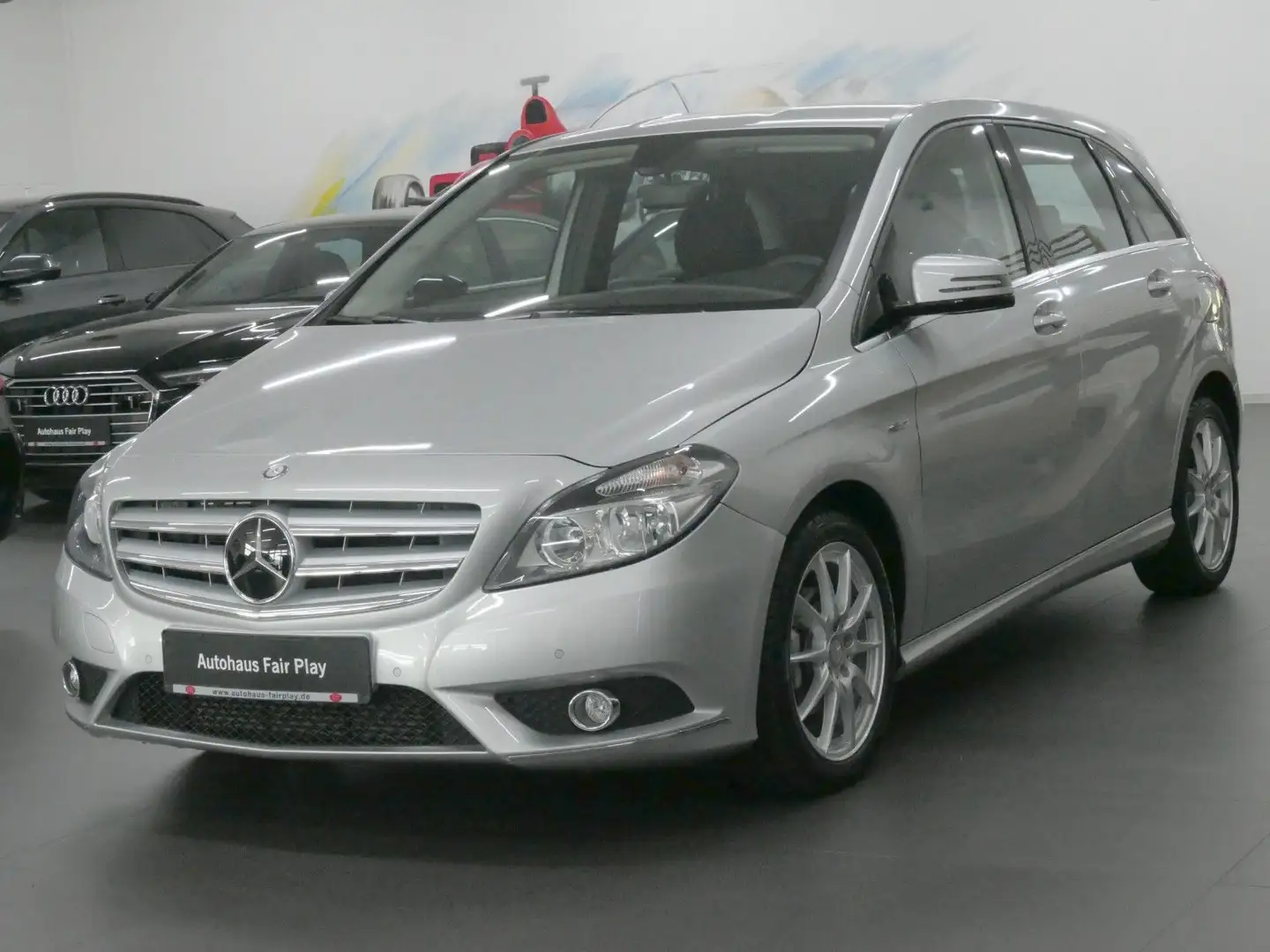 Mercedes-Benz B 180 NAVI/SHZ/PDC/AHK/NUR 47313km! Silber - 1