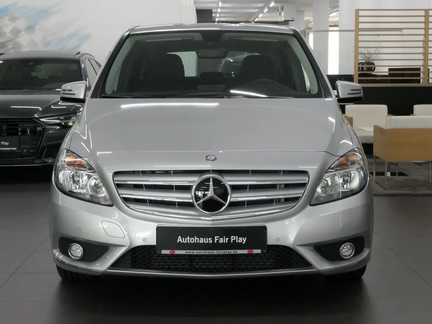 Mercedes-Benz B 180 NAVI/SHZ/PDC/AHK/NUR 47313km! Silber - 2