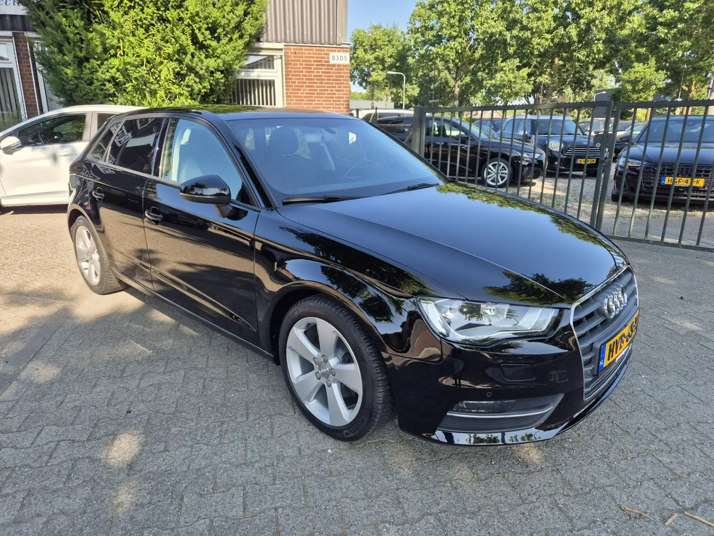 Audi A3 SPORTBACK 1.2 TFSI Ambiente Pro Line plus, navigat Zwart - 2