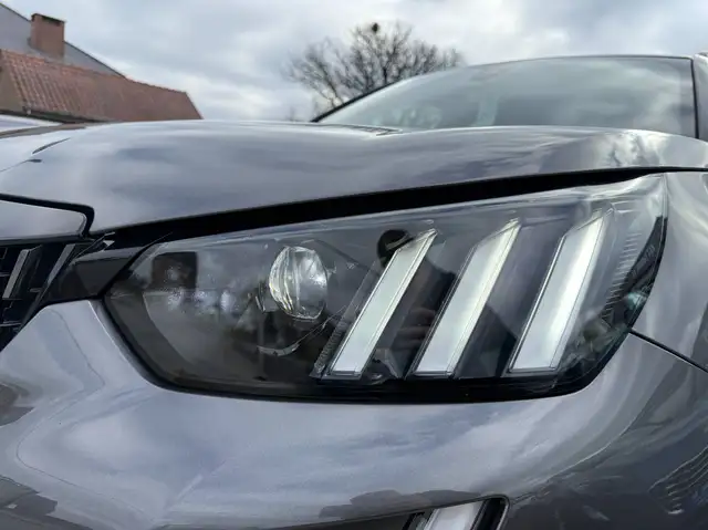 Peugeot 2008 view 11