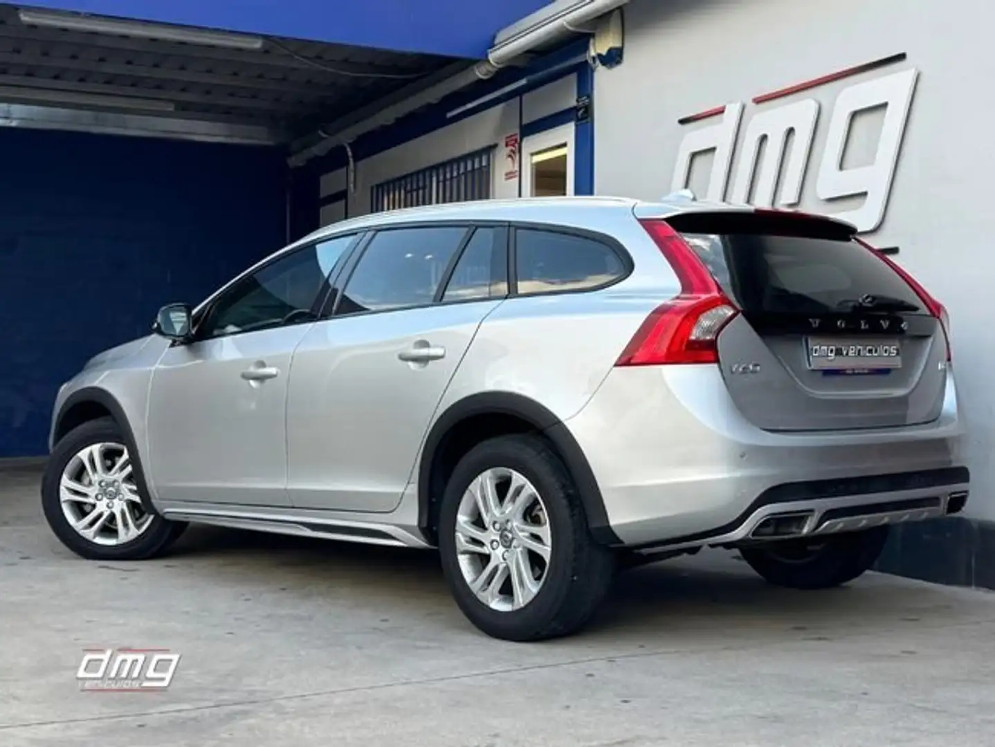 Volvo V60 Cross Country D3 Momentum Aut. Plateado - 2