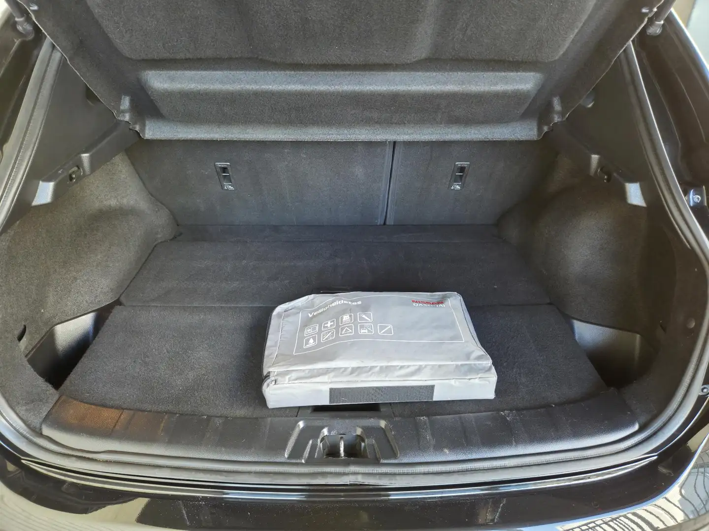 Nissan Qashqai 1.2 Connect Edition Zwart - 2