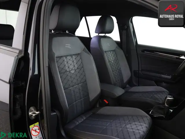 Volkswagen T-Roc view 11