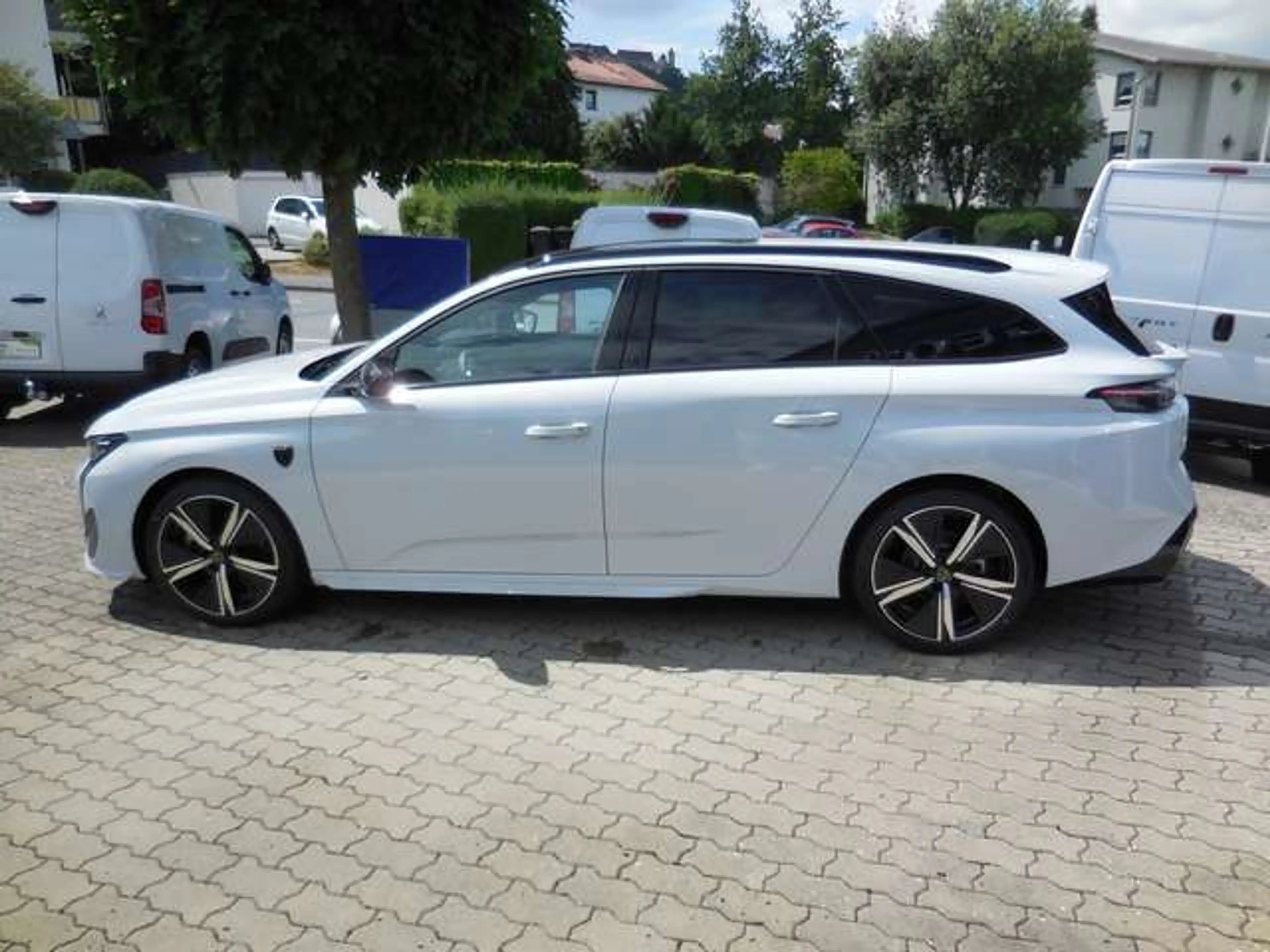 Peugeot 308 SW GT Hybrid 145 e-DSC6*360° Kam.-Schiebedach* — photo 2
