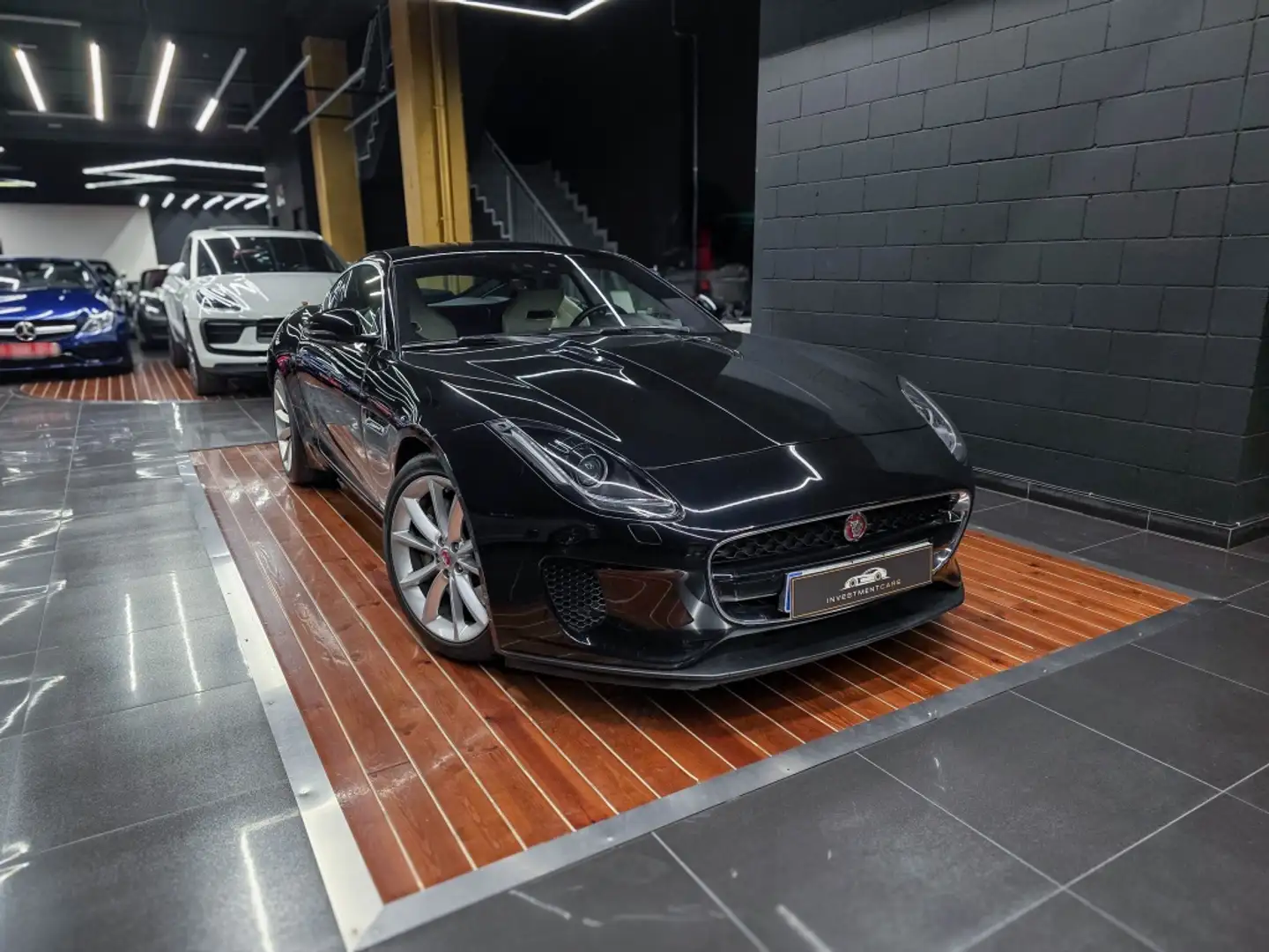 Jaguar F-Type Coupé 2.0 I4 Aut. 300 Černá - 1