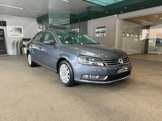 Volkswagen Passat view 3