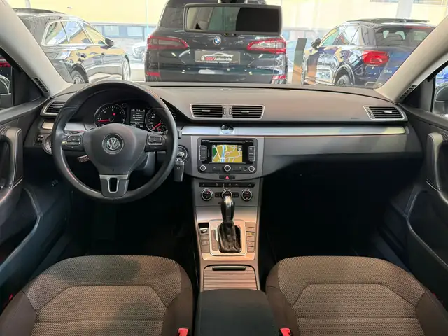 Volkswagen Passat view 11